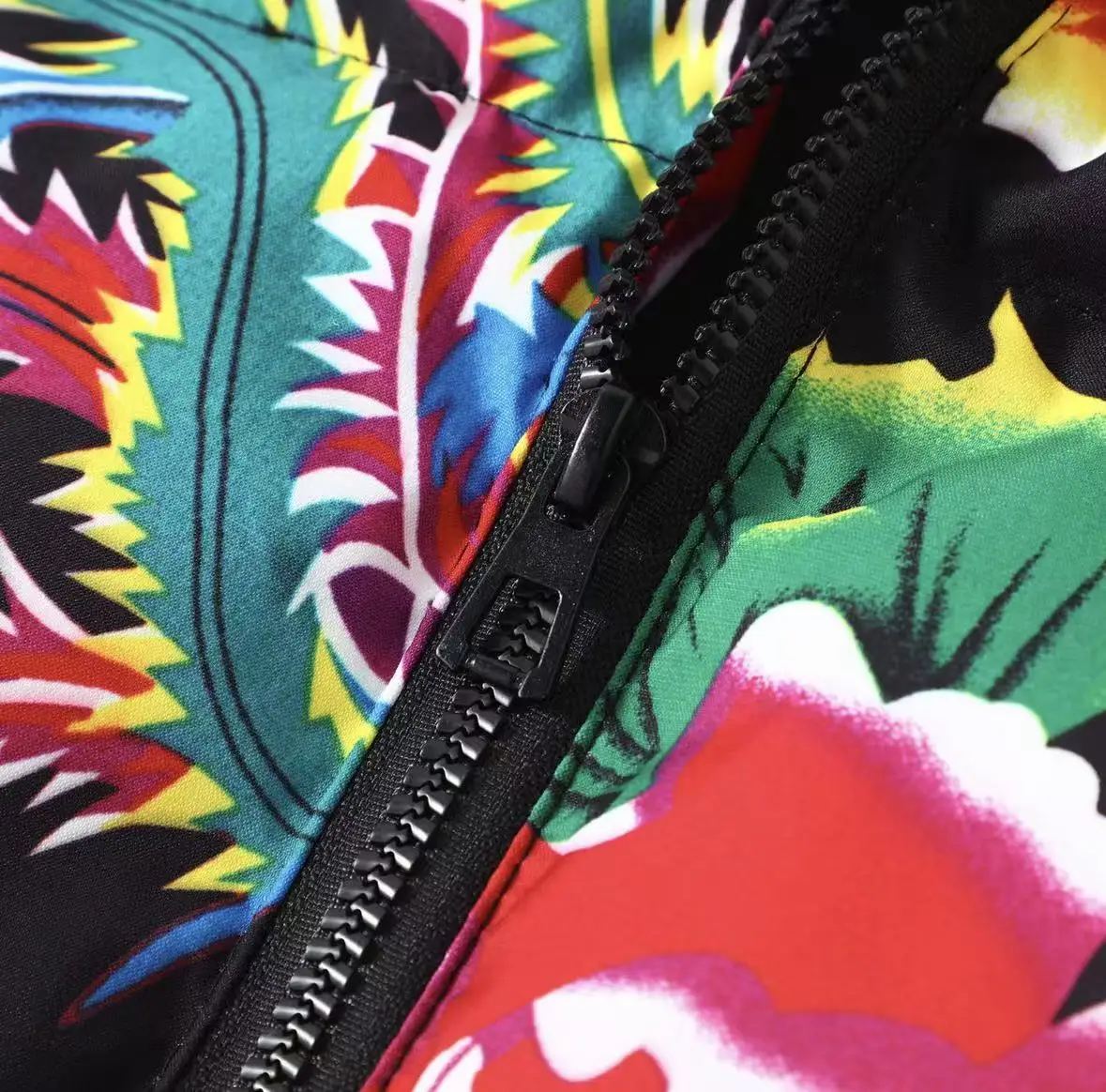 Nigo colete com capuz, jaqueta quente de poliéster sem mangas para o inverno, confortável, respirável, adequado para todos os dias, colete estampado # NIGO9521Z