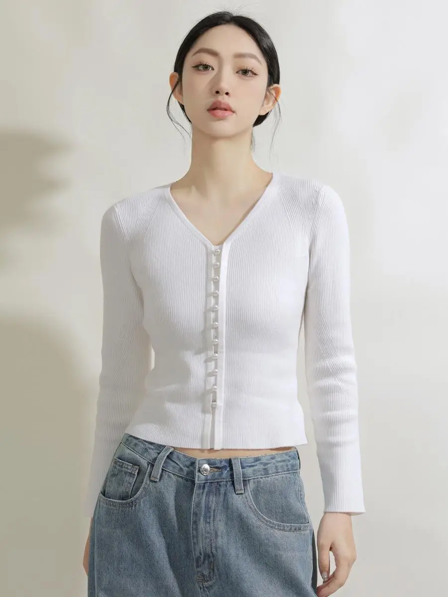 

Новинка 2025: Женский шерстяной вязаный джемпер Mulan с V-образным вырезом, длинными рукавами и жемчужными пуговицами, модный, для повседневной носки, приталенный крой K3373