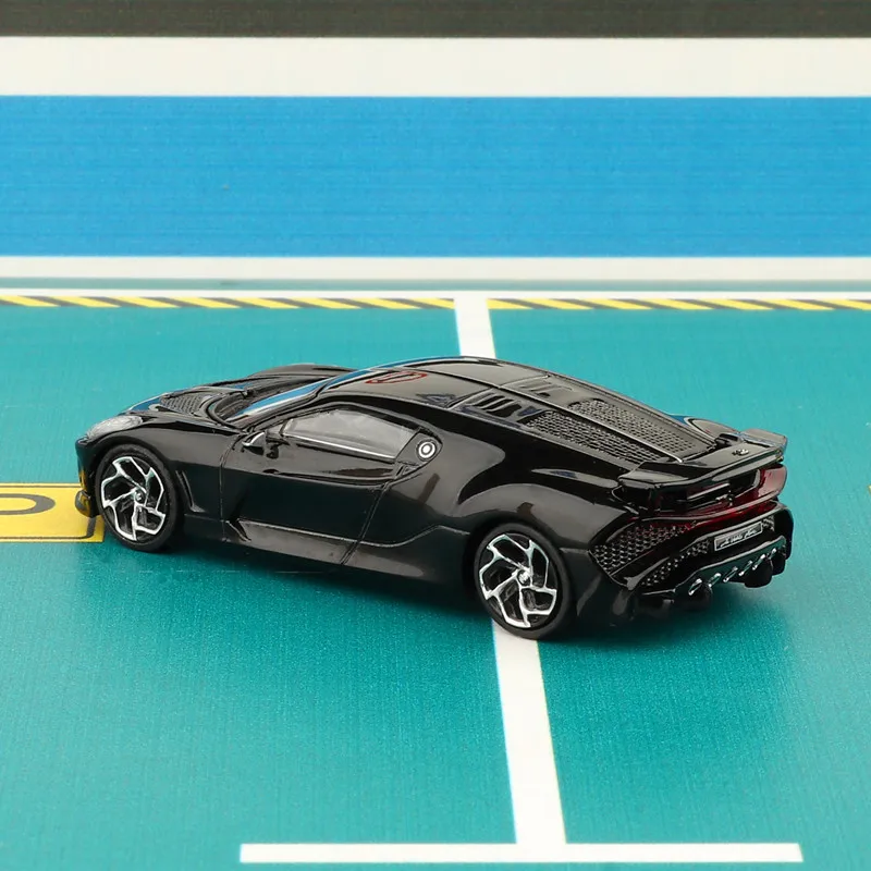 Auto in lega Auto sportiva Fondo in ferro Pneumatico in gomma Modello di simulazione Decorazione Collezione di ornamenti Auto giocattolo