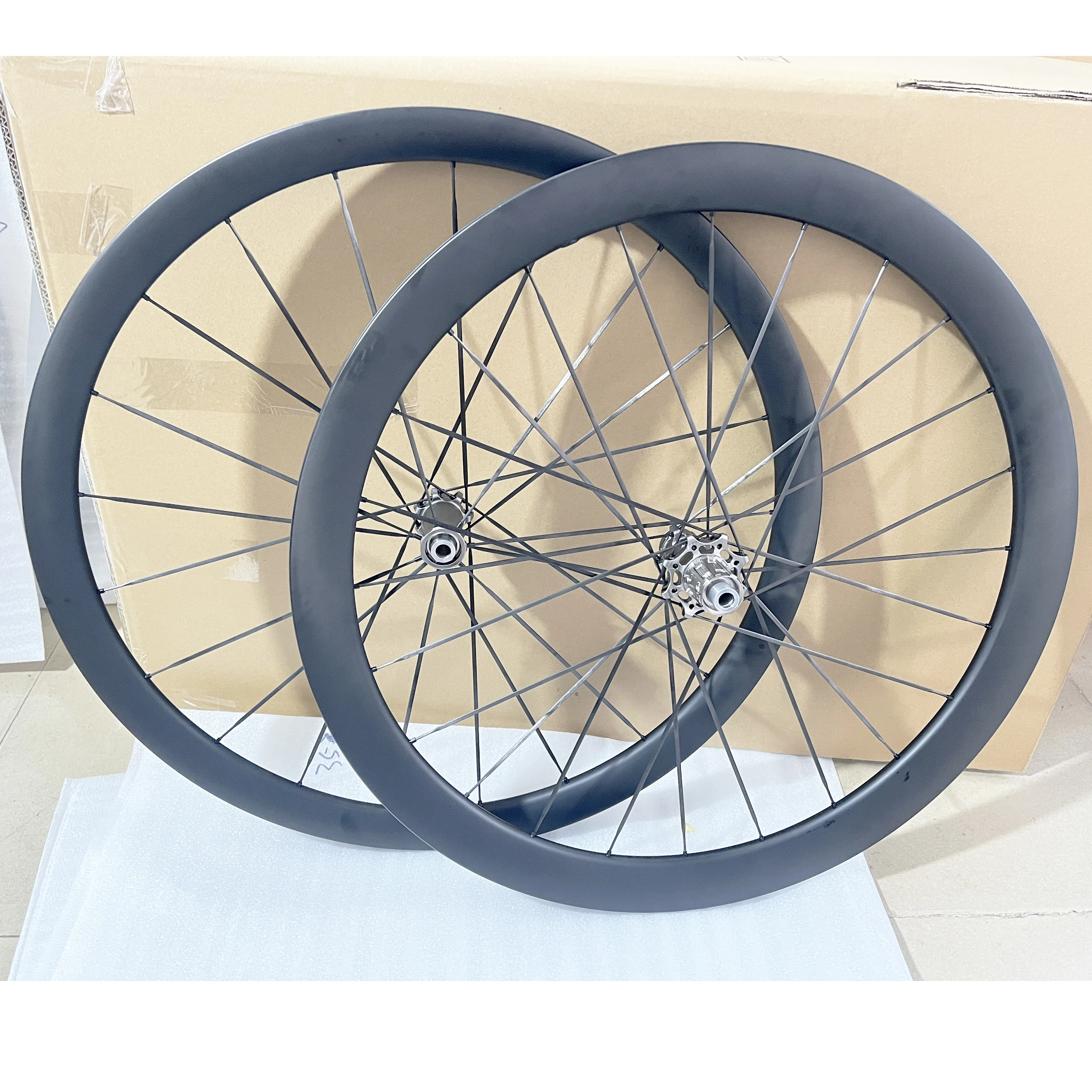 

DFS Carbon Wheels carbon spokes 700C 35/40/45/50/60/65mm Lighter Bicycle Racing Wheelset Rachet road Bicycle Wheelset