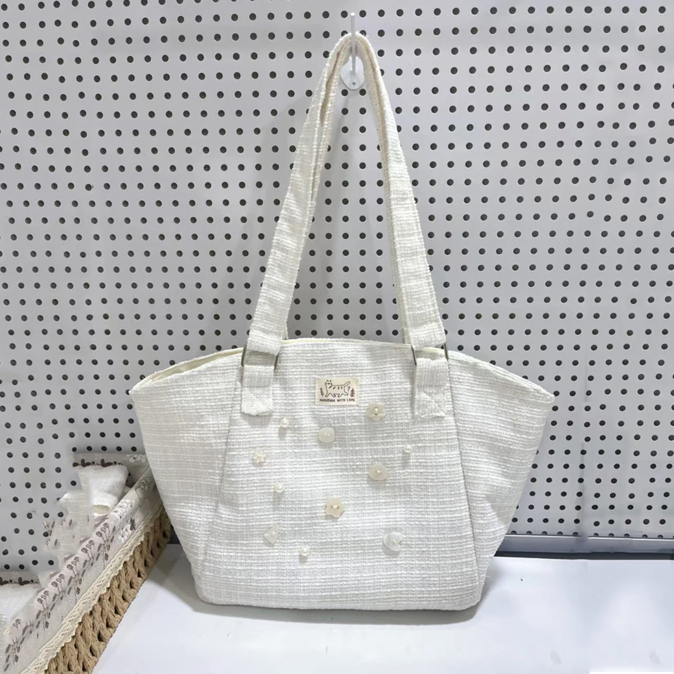 Bolso de mano Beige con botones y elementos de concha de perla, bolso de hombro con diseño de nicho, nuevo bolso cruzado versátil para Otoño e Invierno 2025 para mujer
