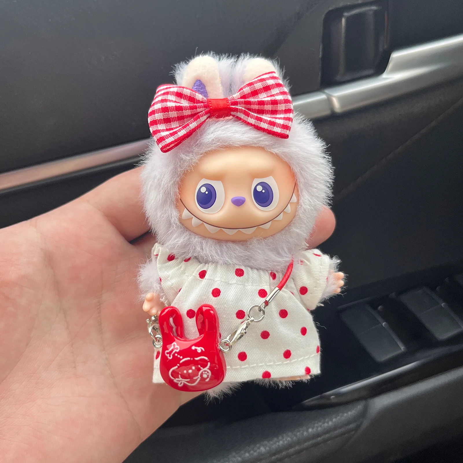 ชุดกระโปรงลายดอกไม้ 3 ชิ้น สำหรับตุ๊กตา Labubu ขนาด 10 ซม. รุ่น 4.0 พร้อมเข็มกลัดติดเสื้อผ้า  ชุดเสื้อผ้าตุ๊กตา อุปกรณ์เสริมตุ๊กตา Labubu