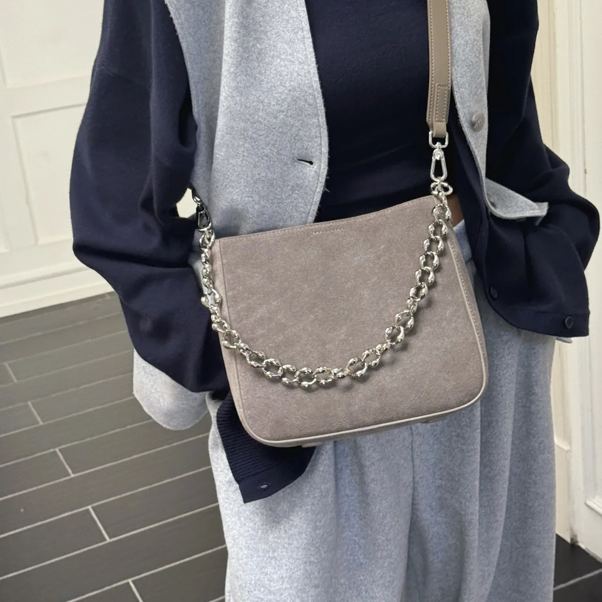 

Нишевая женская сумка подмышки в стиле ретро, новинка 2025, корейская универсальная матовая косая женская сумка в иностранном стиле, маленькая квадратная сумка с цепочкой