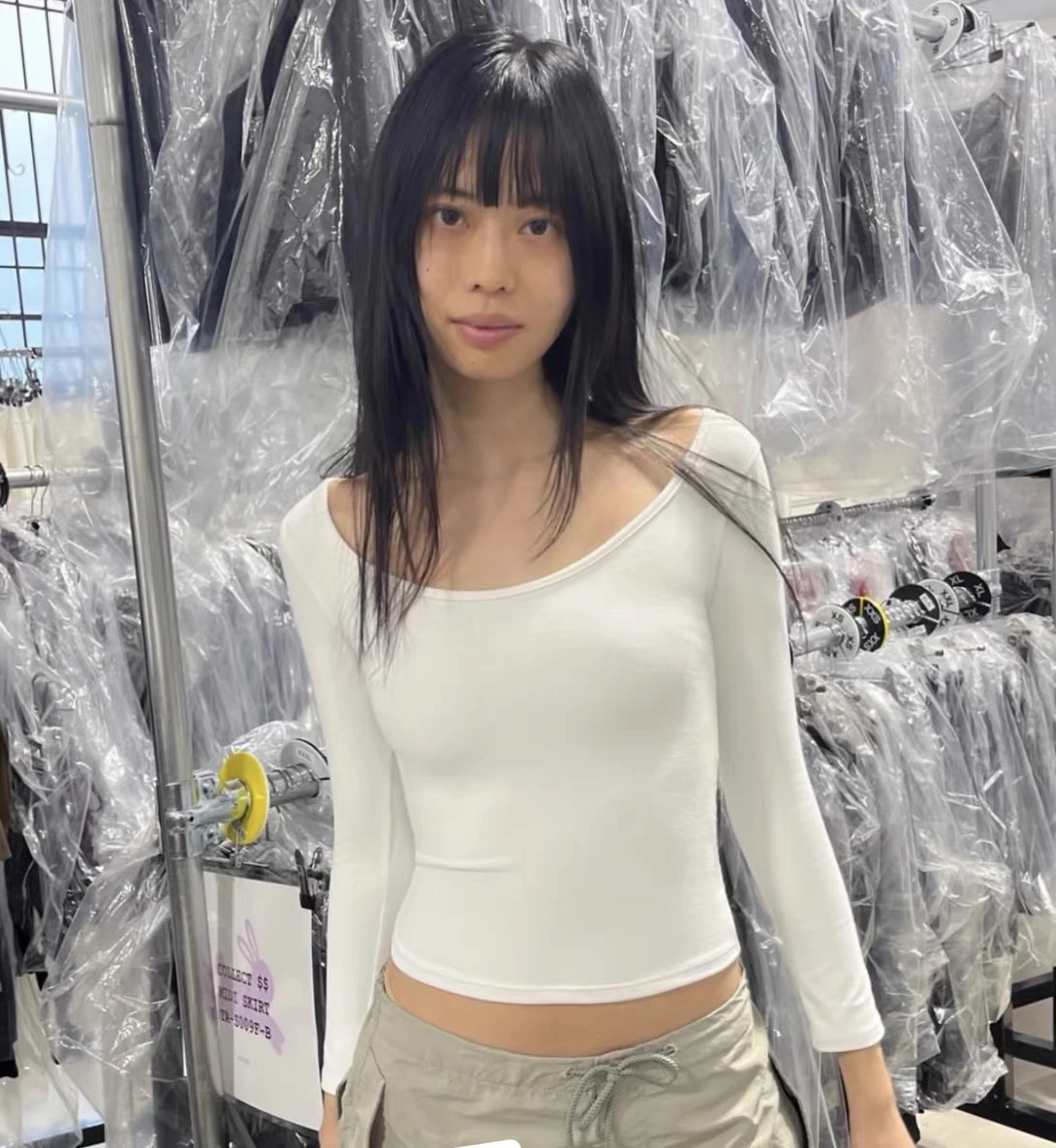 تانك أبيض وأسود لون نقي U الرقبة المرأة طويلة الأكمام تي شيرت بسيط وعصري ومريح قاع قميص