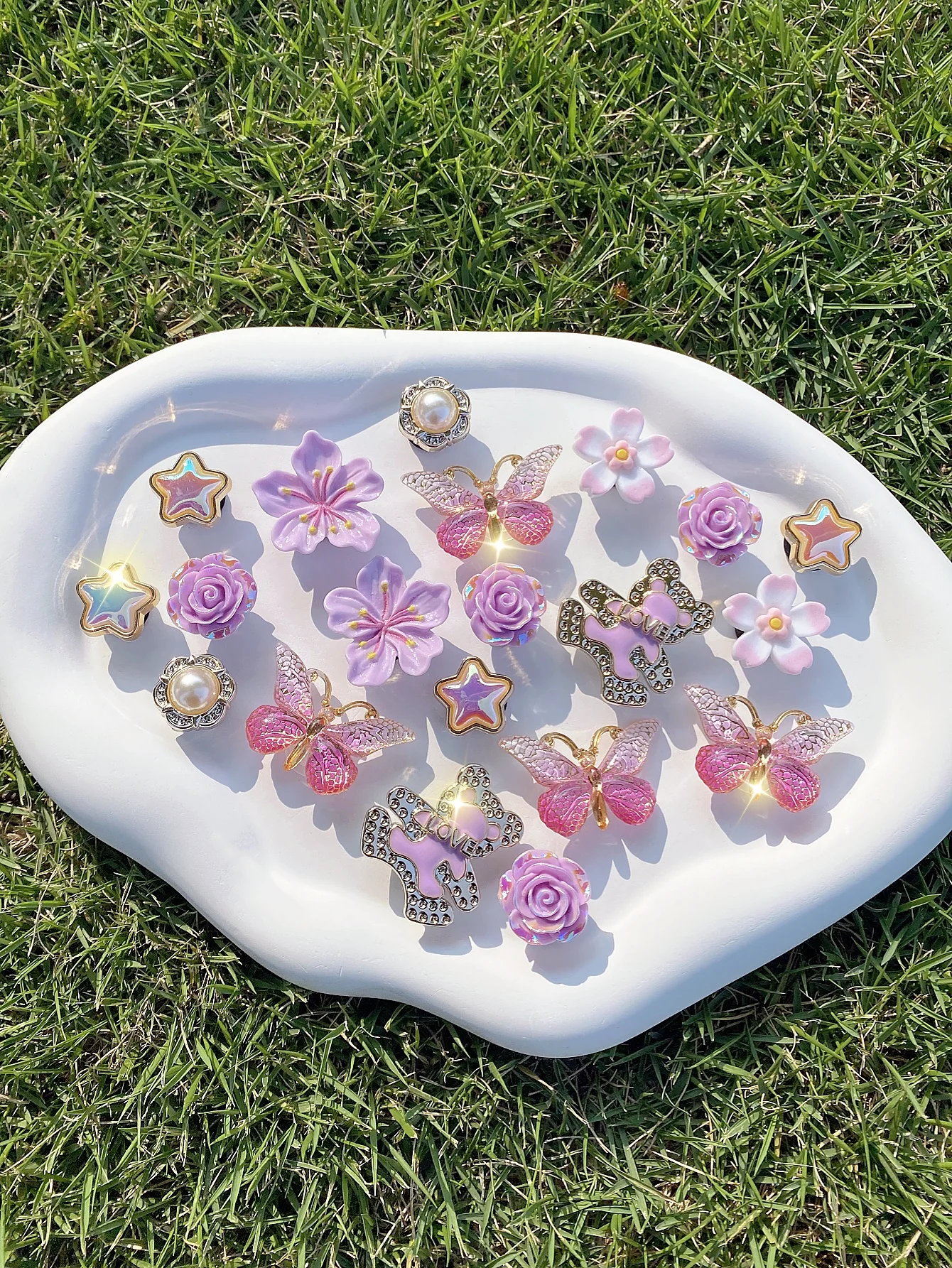 20 قطعة من الدببة الأرجوانية والورود والزهور والفراشات الوردية وأزهار الكرز الوردية والنجوم الذهبية الخماسية وإبزيم حذاء لؤلؤ ABS