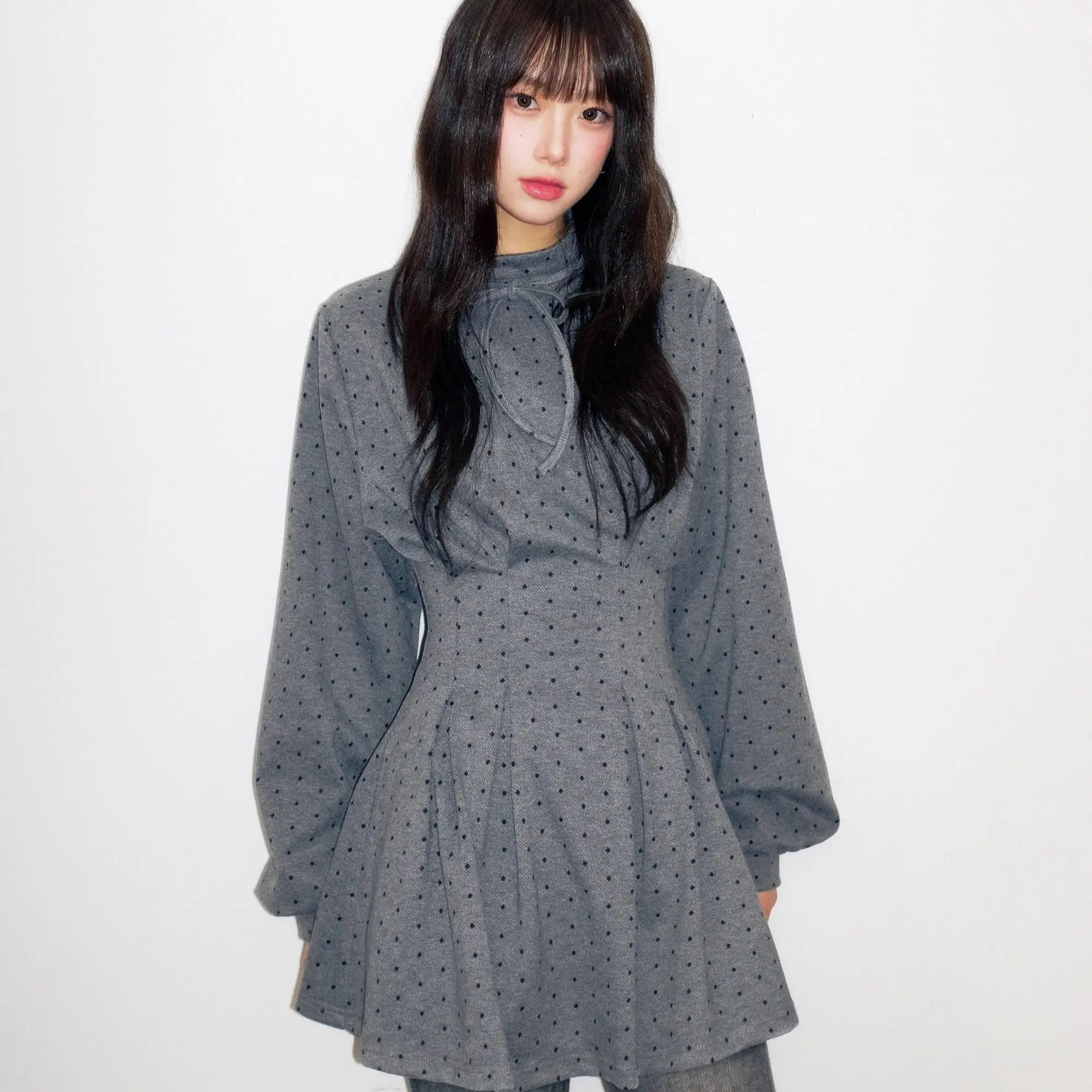 Gonna corta da donna con gonna a maniche lunghe in vita a pois grigi