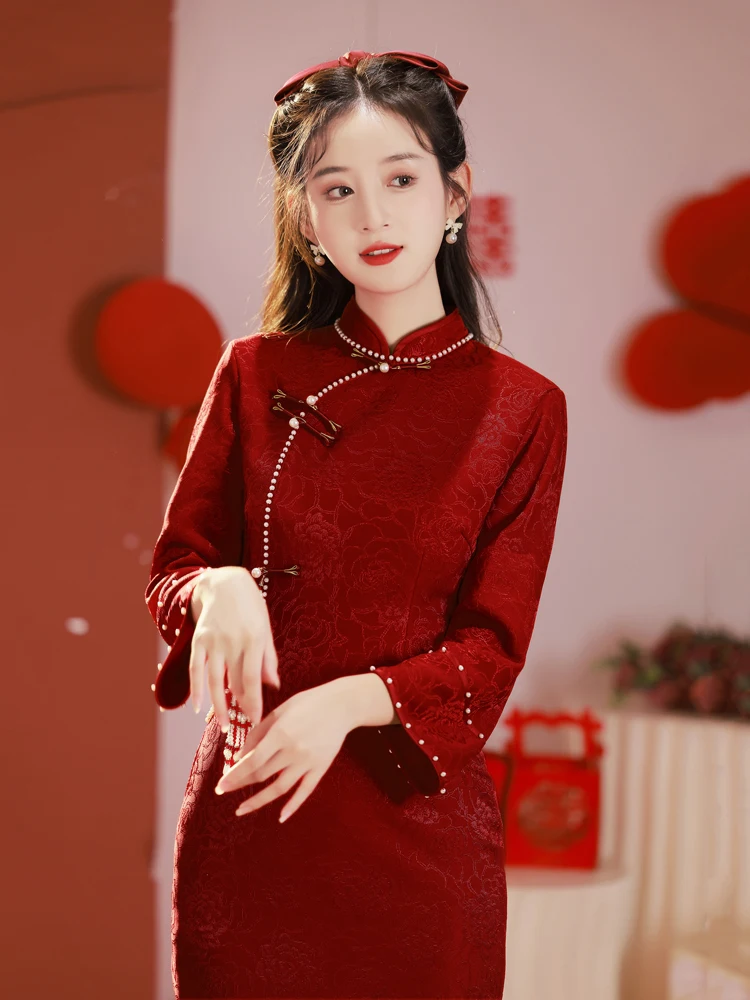 

Красное свадебное платье для помолвки, женское, новинка зимнего сезона, с низким разрезом, длинными рукавами, расшитое бисером, ципао