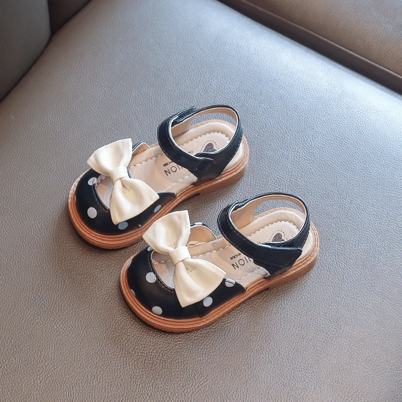 Sandalias de cuero para bebé y niña, zapatos de verano para niños pequeños con cubierta de dedo, sandalias de playa con puntos y pajarita de princesa