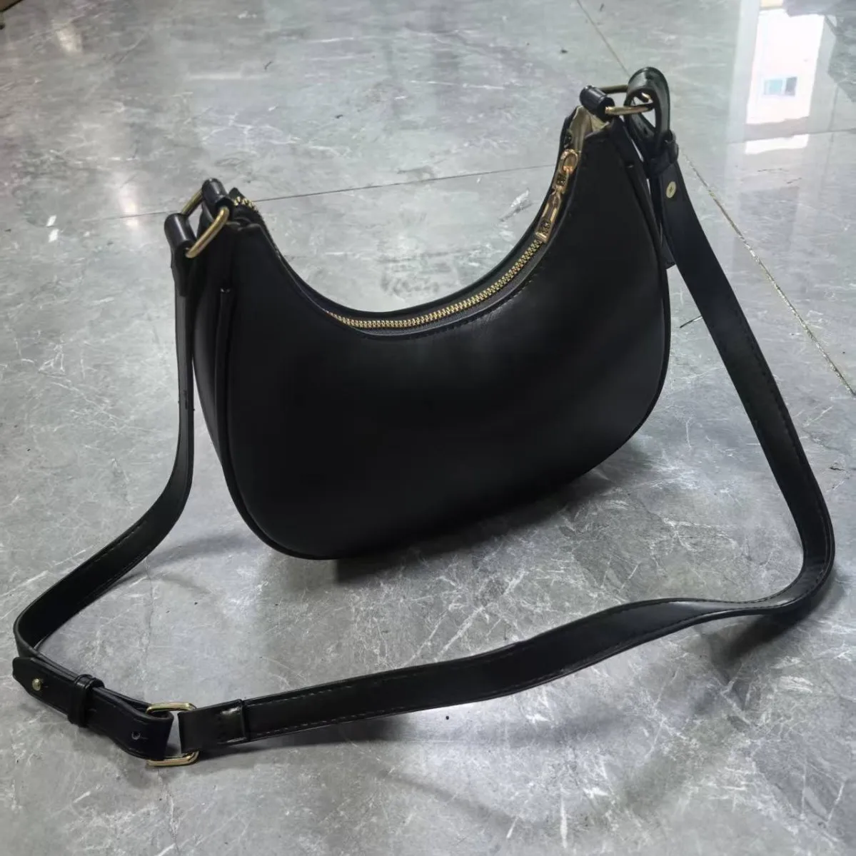 Women's Crescent Shoulder Bag New Trendy Faux Leather Hobo Bag Casual Crossbody Saddle Bag for Commute Daily Outfit 