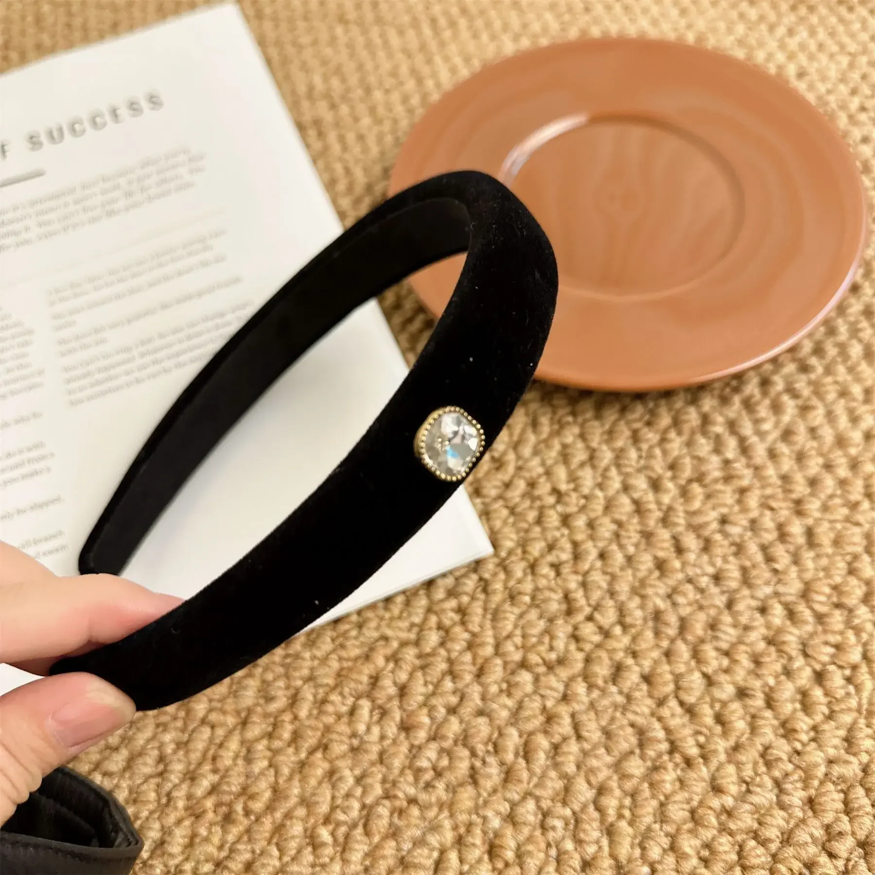 

Повязка на голову с искусственным жемчугом и камелиями, черная, в стиле ретро, универсальная, элегантная, для женщин, для путешествий, умывания, повседневных аксессуаров