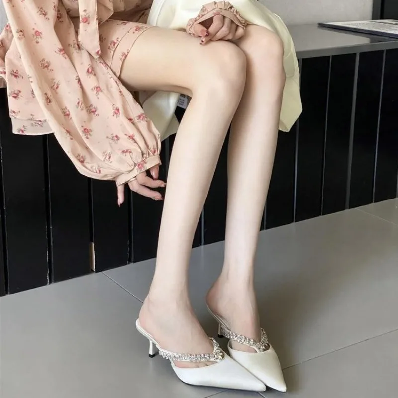 รองเท้าส้นสูงแบบสวมเปิดส้นประดับคริสตัลสีดำสำหรับผู้หญิง สไตล์ใหม่ สวยหรู ระยิบระยับ รองเท้าแตะแบบสลิปเปอร์ ส้นสูงเซ็กซี่