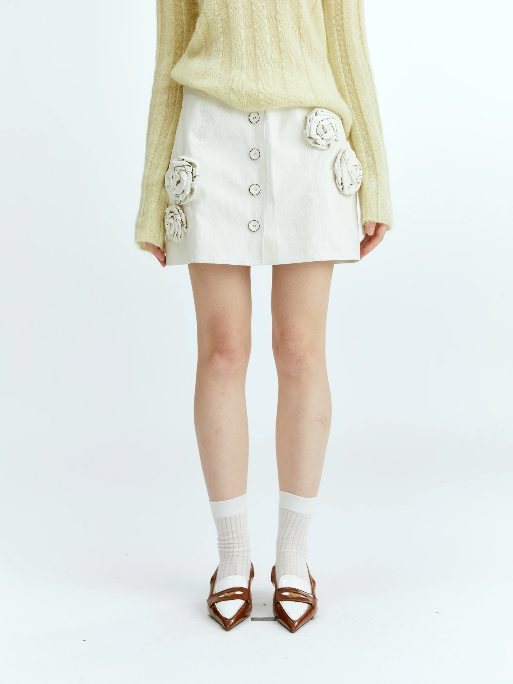 

Модная женская осенняя коллекция: облегающая юбка с принтом роз, скрывающая недостатки фигуры, из вискозно-полиэстеровой смеси