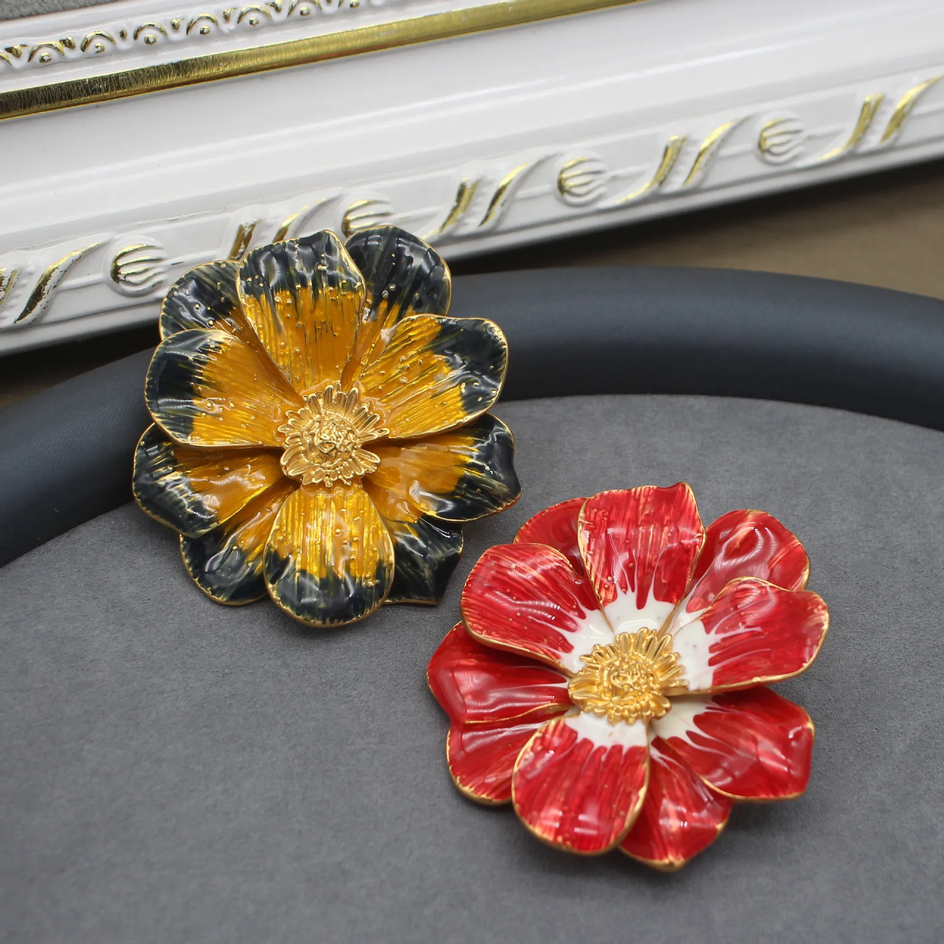 

Elegant Classic Floral Brooch Enamel Flower Corsage Suit Shirt Coat Sweater Lapel Pin Jewelry Banquets Birthday Gifts for Women