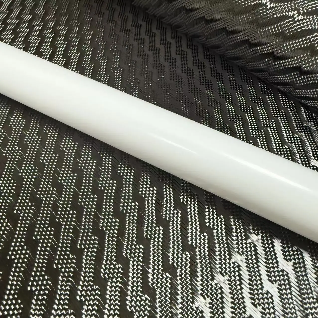 

Genuine carbon fiber lightning wavy pattern 3k240g carbon fabric for automotive modifications, interior, exterior, and mirrors.