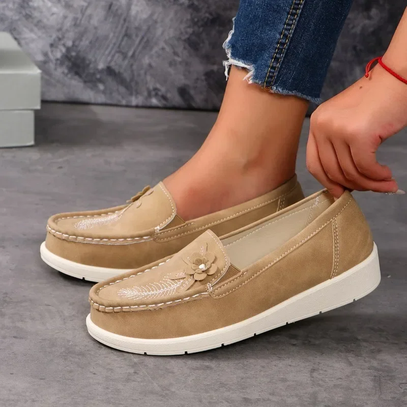 Fashion Women Shoes 2024 Hot Sale Women's Flats Casual Loafers Comfort Soft Bean Flats Casual Appliques Slip on Ladies Shoes