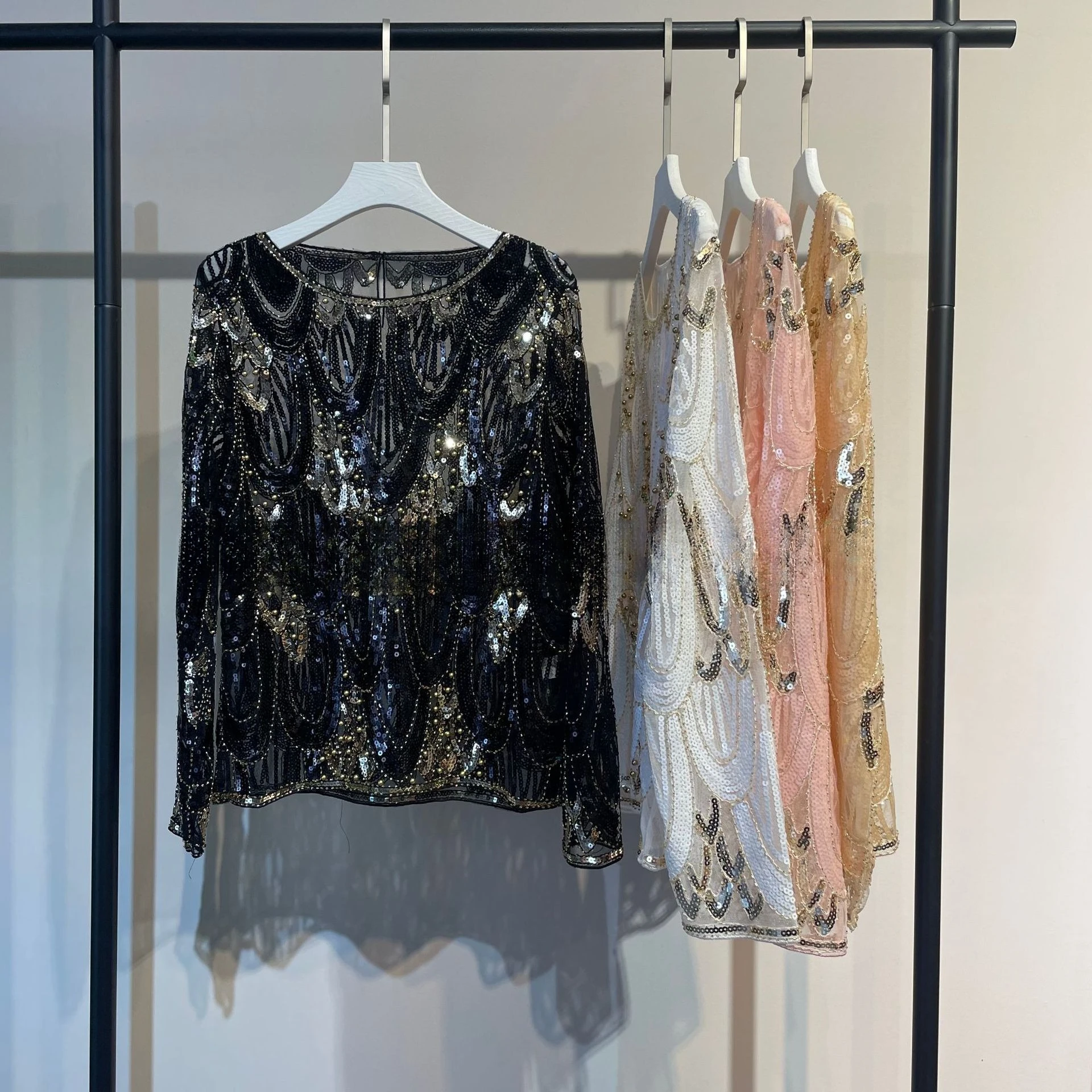 

Модная новинка: женская одежда с богатой отделкой, бисером и пайетками, прозрачный топ с круглым вырезом и длинными рукавами из сетки.