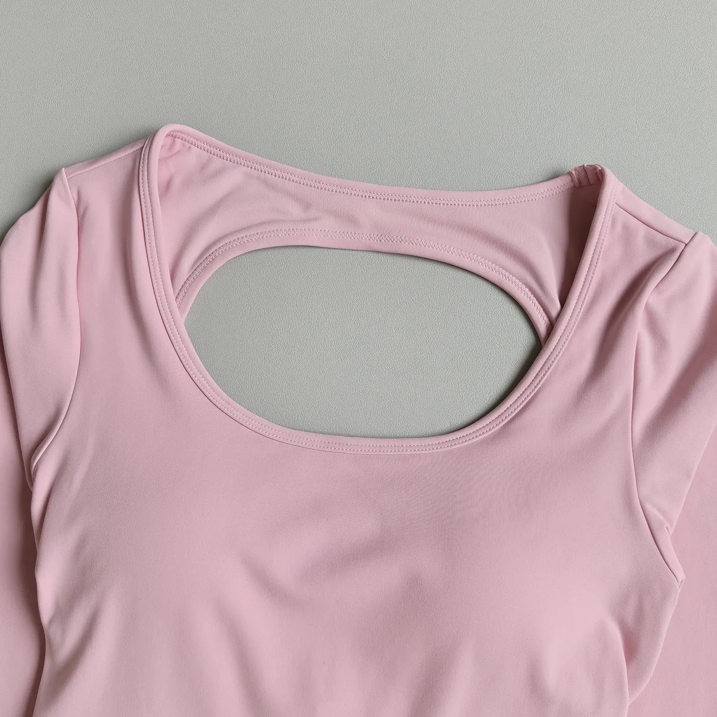 Yoga-Oberteile mit langen Ärmeln und Brustpolstern für Damen, mit offenem Rücken, stoßdämpfend, schnelltrocknend, ideal für Pilates und Fitness im Fitnessstudio. – Detail 5