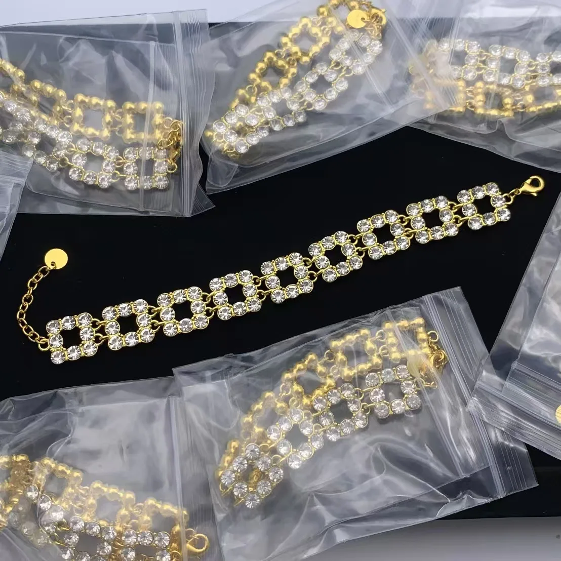 

Металлический треугольный браслет — европейский и американский крутой стиль, универсальный нишевый аксессуар на каждый день