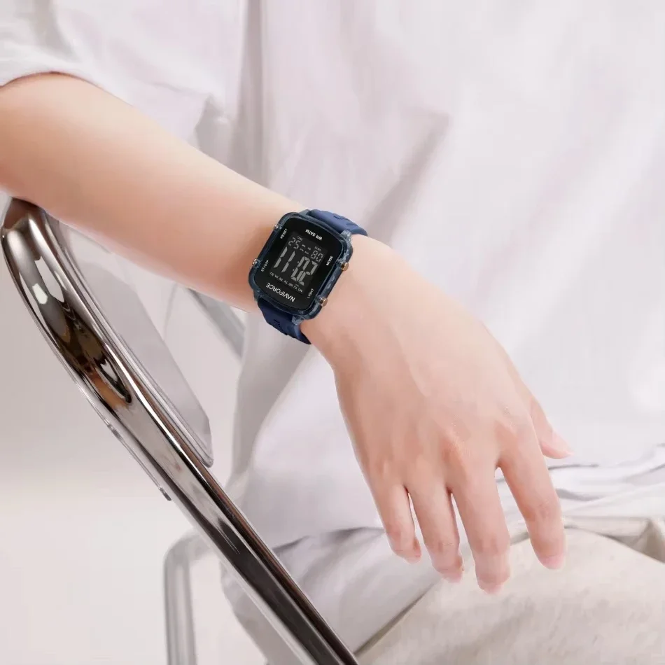 NAVIFORCE NF7120 ساعة رياضية مقاومة للماء للنساء شاشة LCD بحزام سيليكون للسيدات ساعات إلكترونية مربعة بسيطة