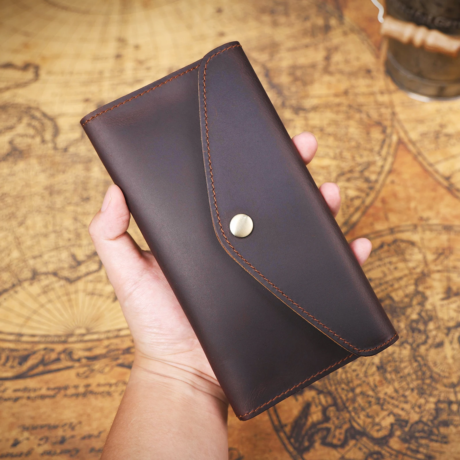 S.WORKER Vintage Echtleder-Clutch-Tasche Handgefertigte Herren-Langbörse für Handy, Bargeld und Karten. – Detail 4