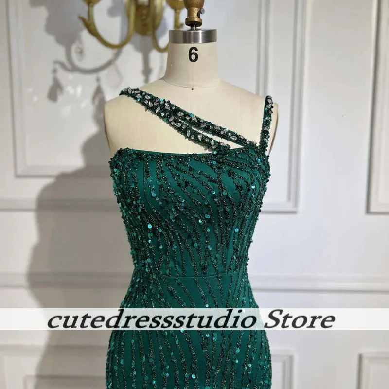Anmutige dunkelgrüne Spaghettiträger Meerjungfrau Abendkleider Zarte Perlen Kristall Hochzeitsgast Kleid Ballkleider Maßgeschneidert