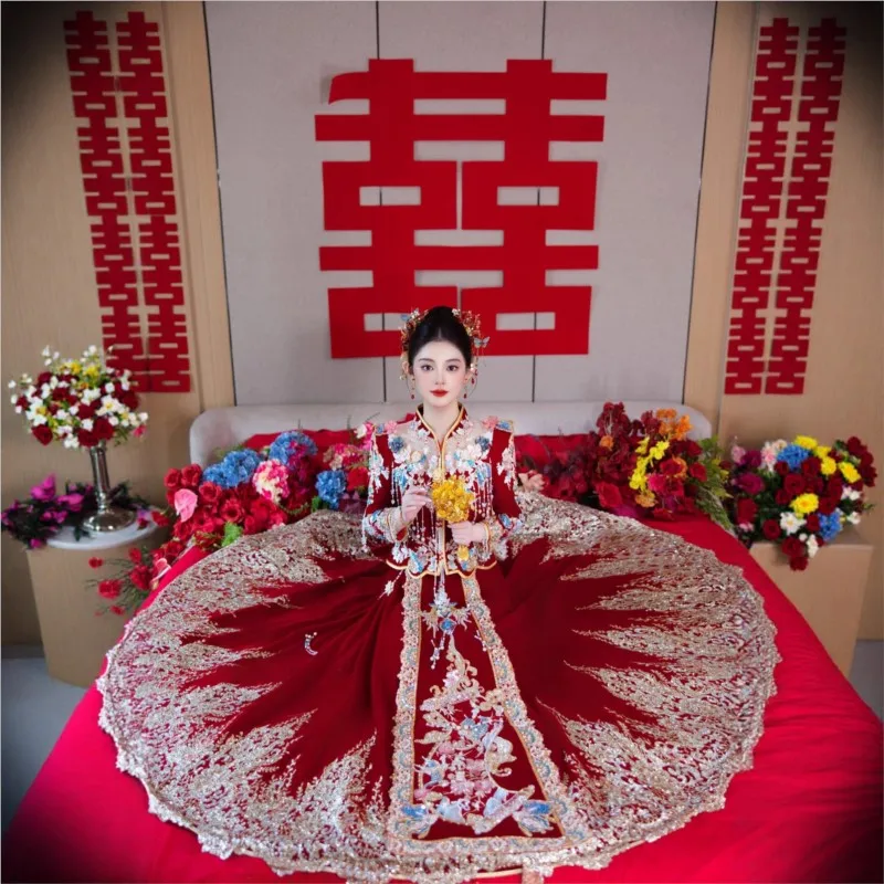 New Chinese-style wedding attire for a person to propose toast