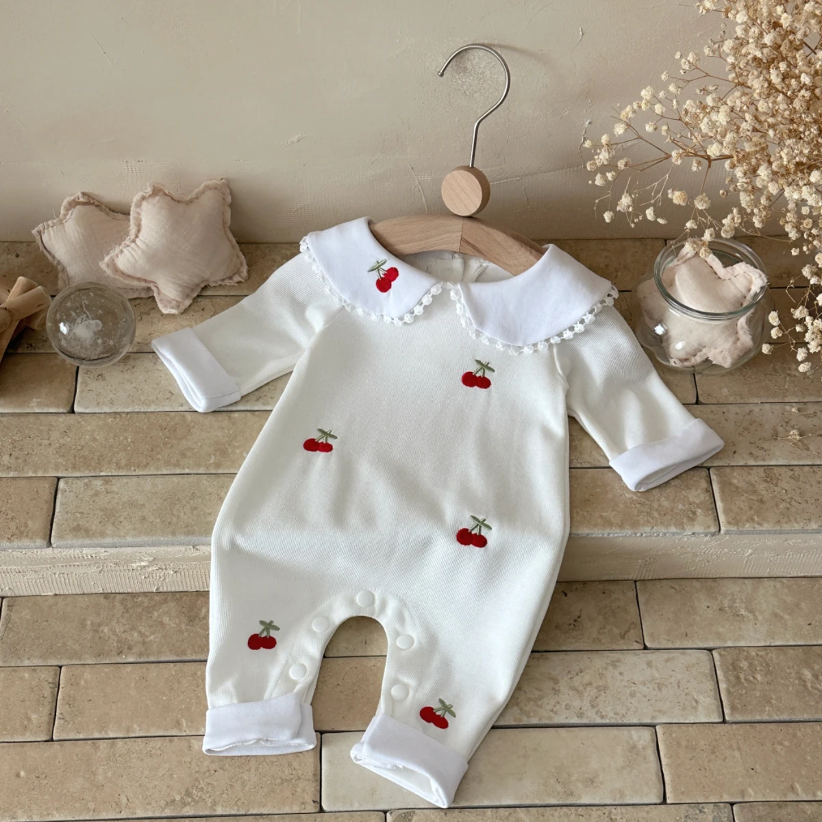 

Комбинезон для маленьких девочек в стиле Ins, весенне-осенний комбинезон с воротником Питер Пэн, вышивкой вишни, из мягкой ткани, повседневный цельный наряд для младенцев