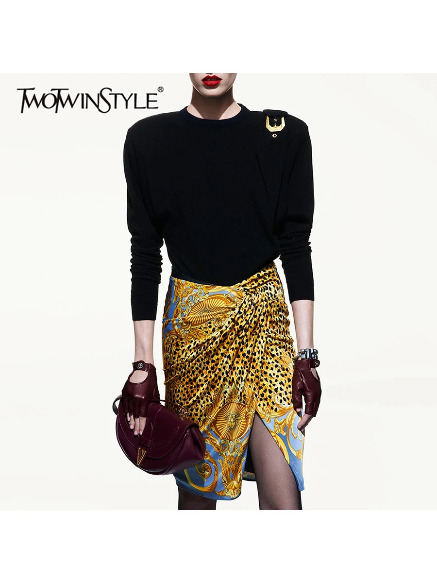 

TWOTWINSTYLE однотонные повседневные футболки с металлической пряжкой для женщин, минималистичная футболка с круглым вырезом и длинными рукавами, женская модная новинка