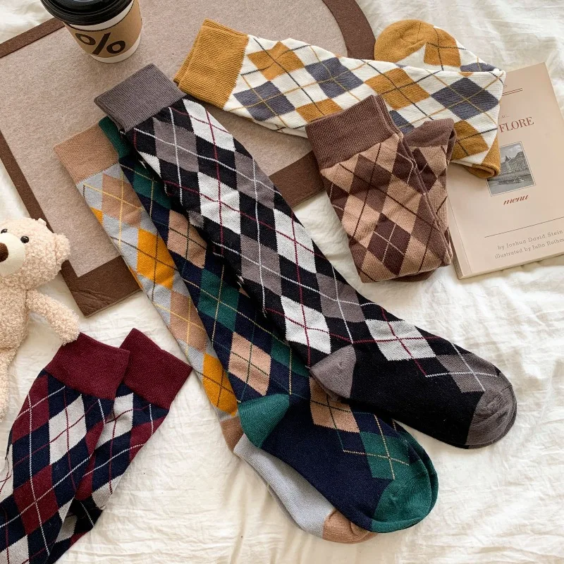 

6 пар носков для весны, осени и зимы, в стиле ретро, простые, модные, универсальные, с ромбовидной сеткой, длинные, повседневные, удобные, средней длины.