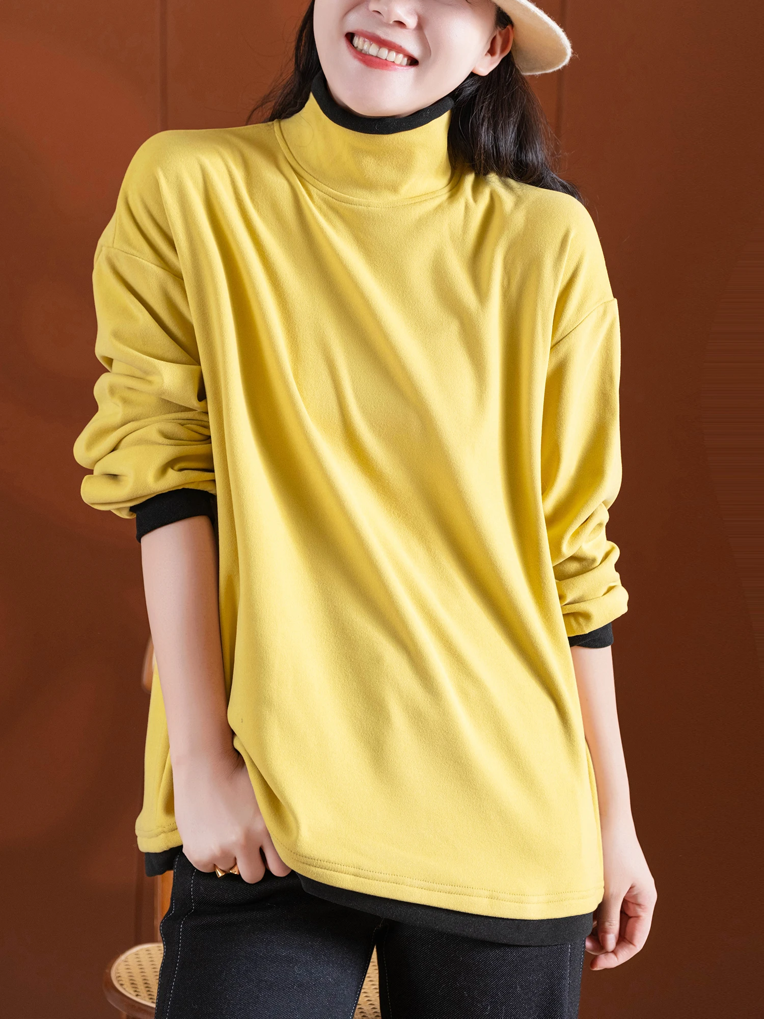 

Теплая двусторонняя футболка свободного кроя из велюра с высоким воротником и длинными рукавами от Little Ear Production – незаменимая вещь для зимы