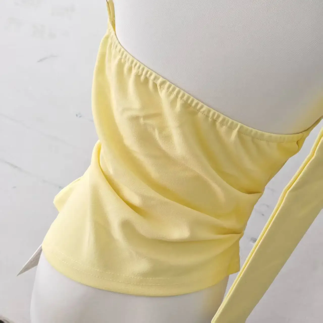 الأصفر وشاح مائل الكتف الرسن الرقبة سترة المرأة أعلى المدى الطويل 2025 الصيف الذهب Zhini Jennie نمط سترة عصرية