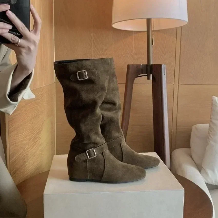 Herbstliche, runde Zehenpartie, hohe, minimalistische Stiefeletten mit stilvollem Gürtelschnallendesign. Vielseitige und praktische Westernstiefel. – Detail 5