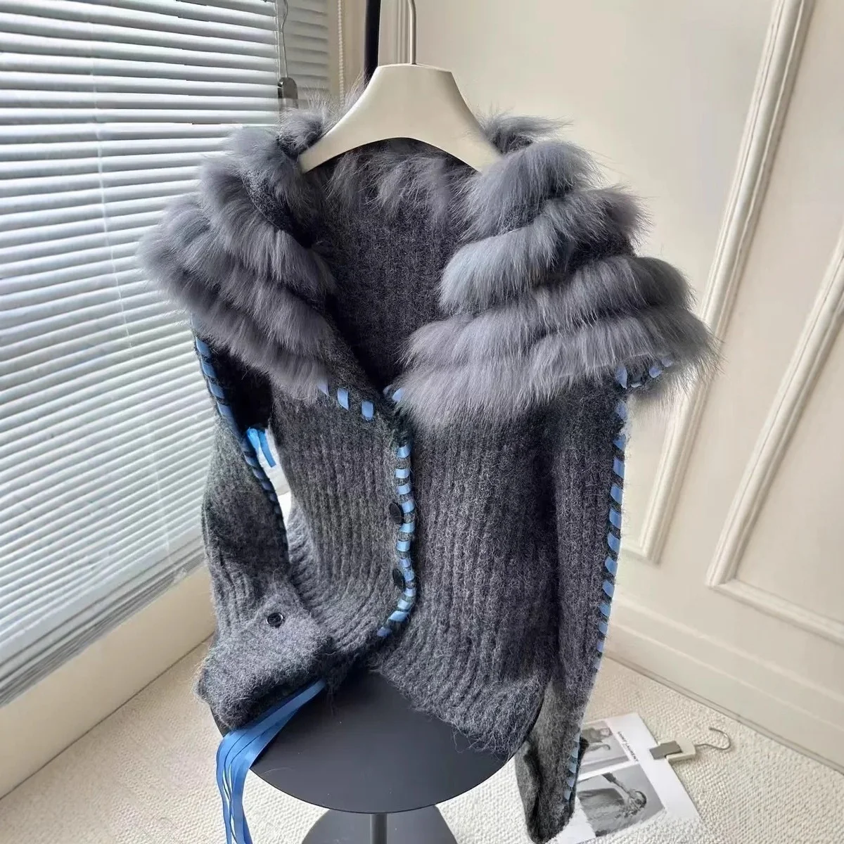 Cappotto maglione lavorato a maglia in pelliccia da donna Quattro colori Versatile colletto blu scuro Polsino rovesciato Manica lunga stile coreano