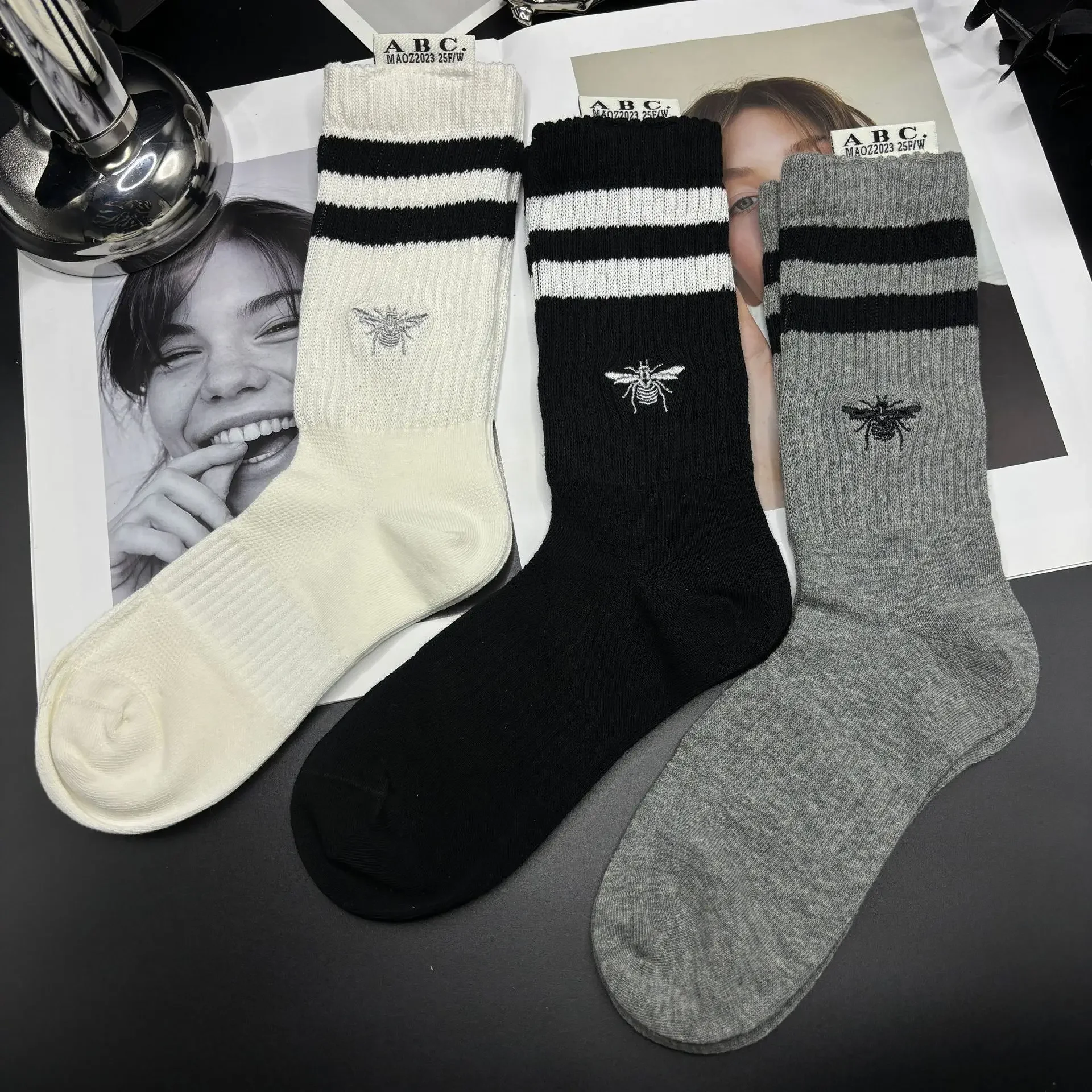 

2Pairs of Spring and Summer New Little Bee Embroidered Stacking Socks Comfortable and Breathable Women's Mid-tube Socks