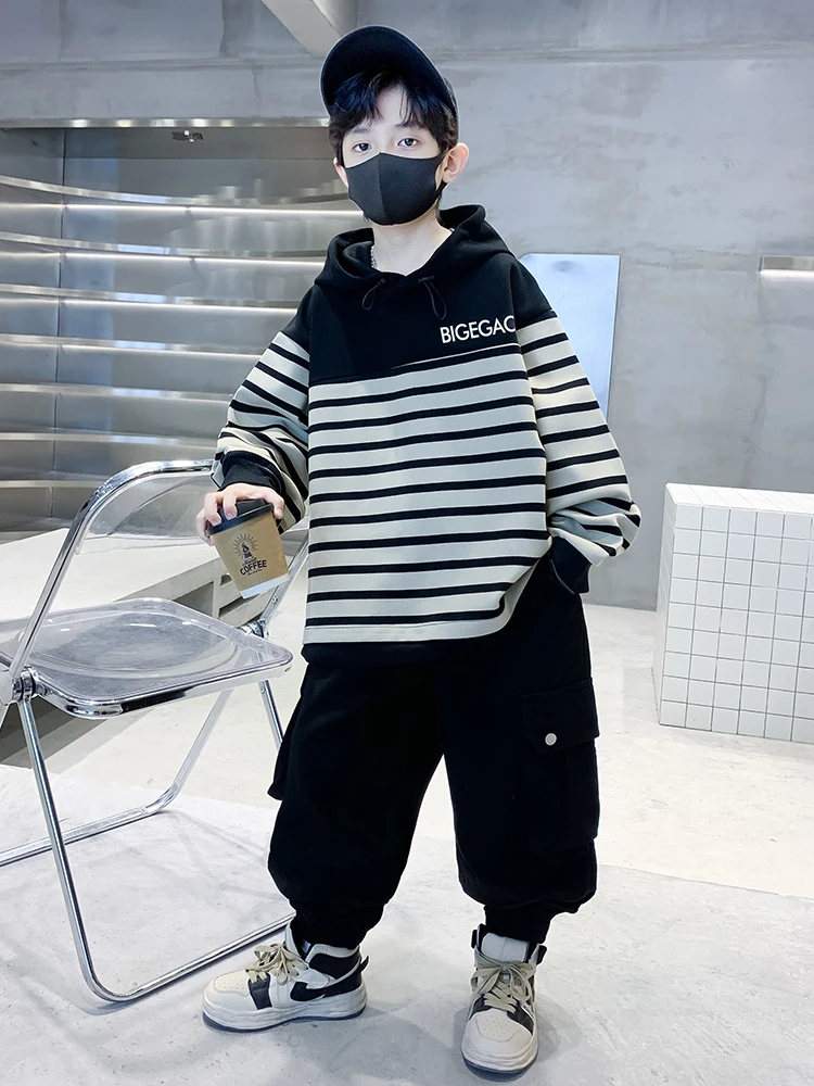 completo-sportivo-estivo-per-bambini-set-di-abbigliamento-alla-moda-in-due-pezzi-per-ragazzi-di-taglia-media