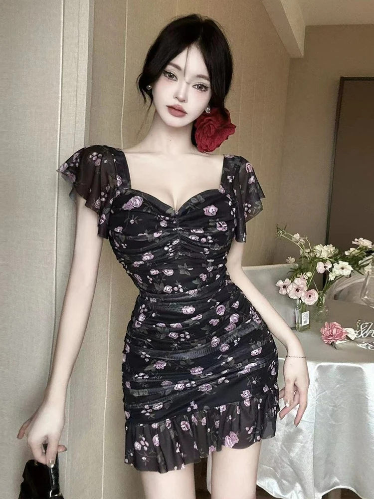 Vestido curto com estampa floral, saia psada , manga curta, decote em V, cintura alta, ajuste slim, camada base, decot...