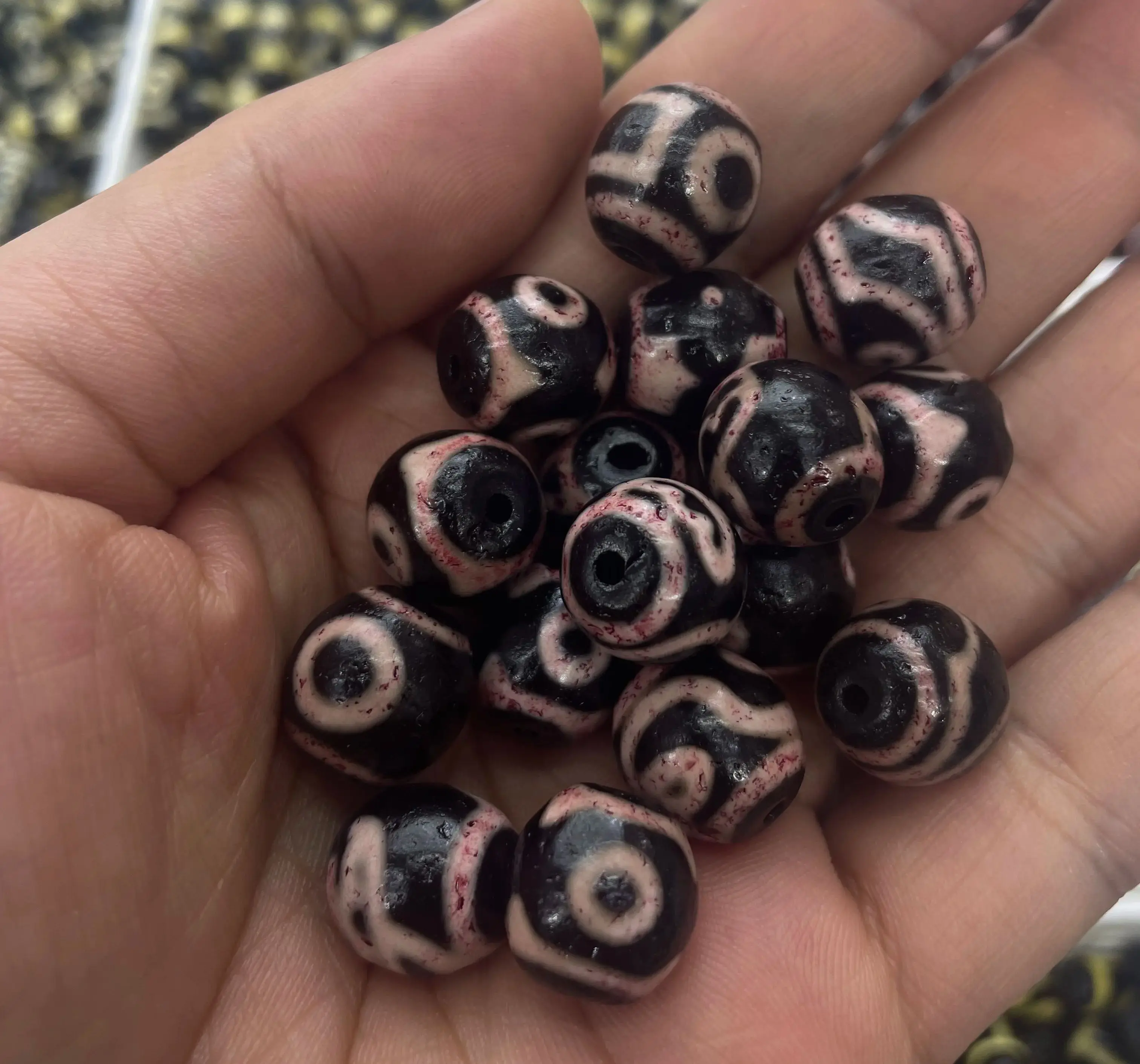 

Set Lot of 10 PCS Treasure Magic Energy Tibetan old Agate Bloody Vein Round Multiple Symbols F Jewelry Lkbrother UPD221211A12