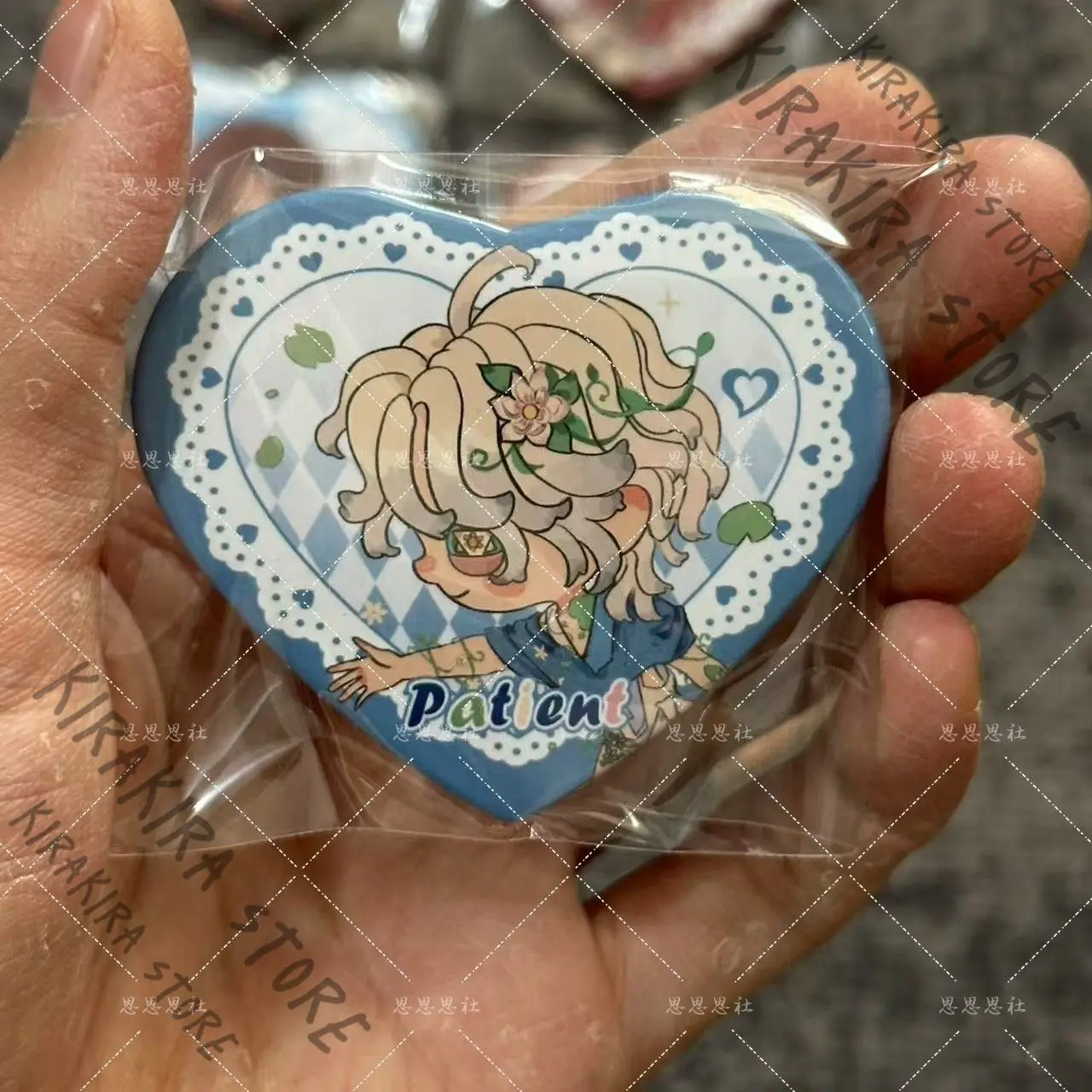 Badge Cœur Cosplay Anime Emma Woods - usage example