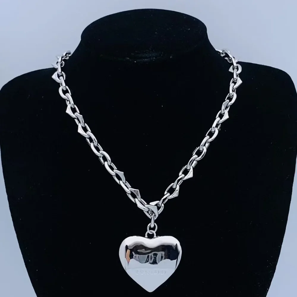 

2025 New Light Luxury Classic Popular Women's Necklace Inverted Triangle Neck Chain