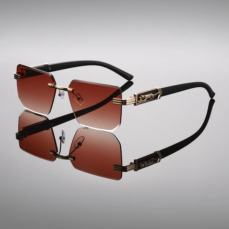 Eleganti occhiali da sole senza montatura con bordi dal taglio originale e decorazioni metalliche a motivo leopardato.