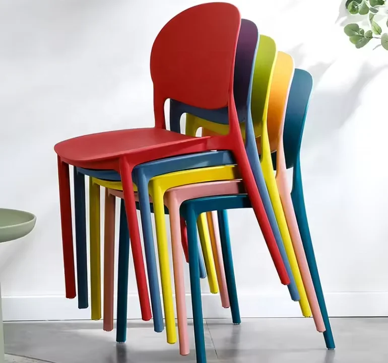 Fabricante al por mayor, silla de comedor de plástico duro de color azul moderno de alta calidad para exteriores, silla apilable de polipropileno