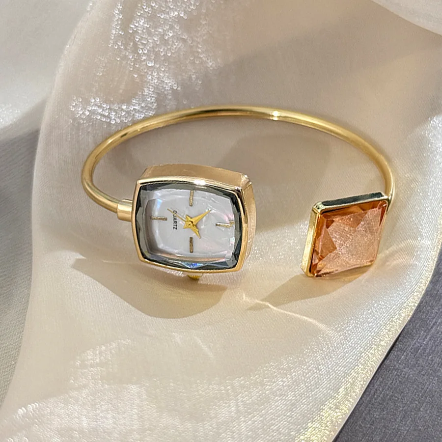 

Новые трансграничные женские кварцевые часы с крупными бриллиантами в европейском и американском стиле, изысканный браслет, дизайн в виде маленьких сахарных кубиков, премиальный нишевый дизайн.