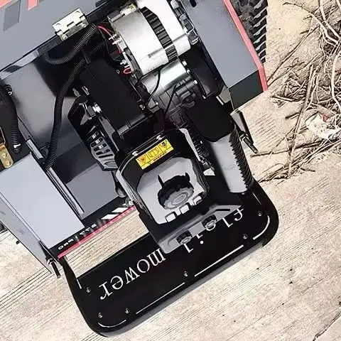 

Газонокосилка с дистанционным управлением по индивидуальному заказу. Кажская машина подходит для операций в фермах и садах с рабочей шириной 50 см.