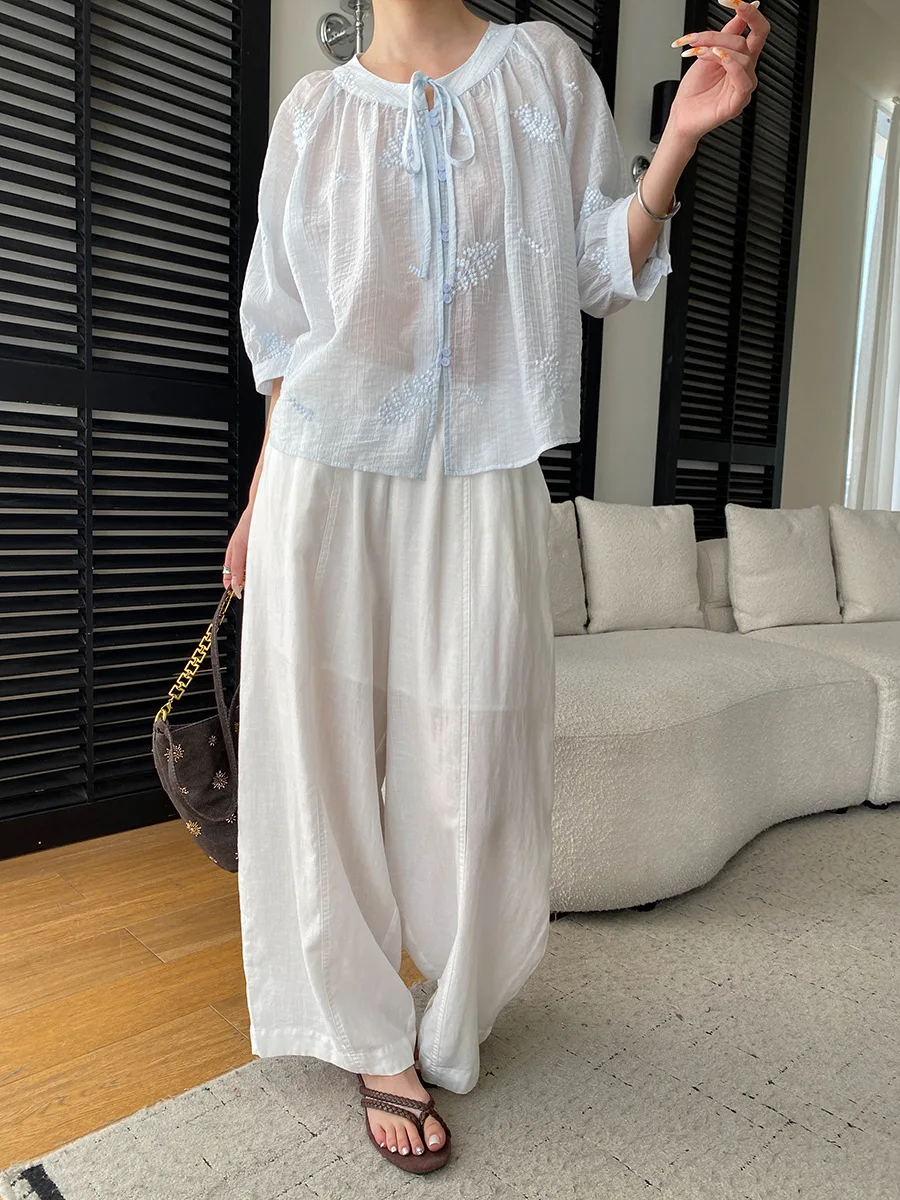 Sommerliches Damen-Shirt in unifarbenem Design mit aufwendiger Stickerei, Rundhalsausschnitt, Schnürung, lockerer Passform und leicht transparentem Stoff. – Detail 7