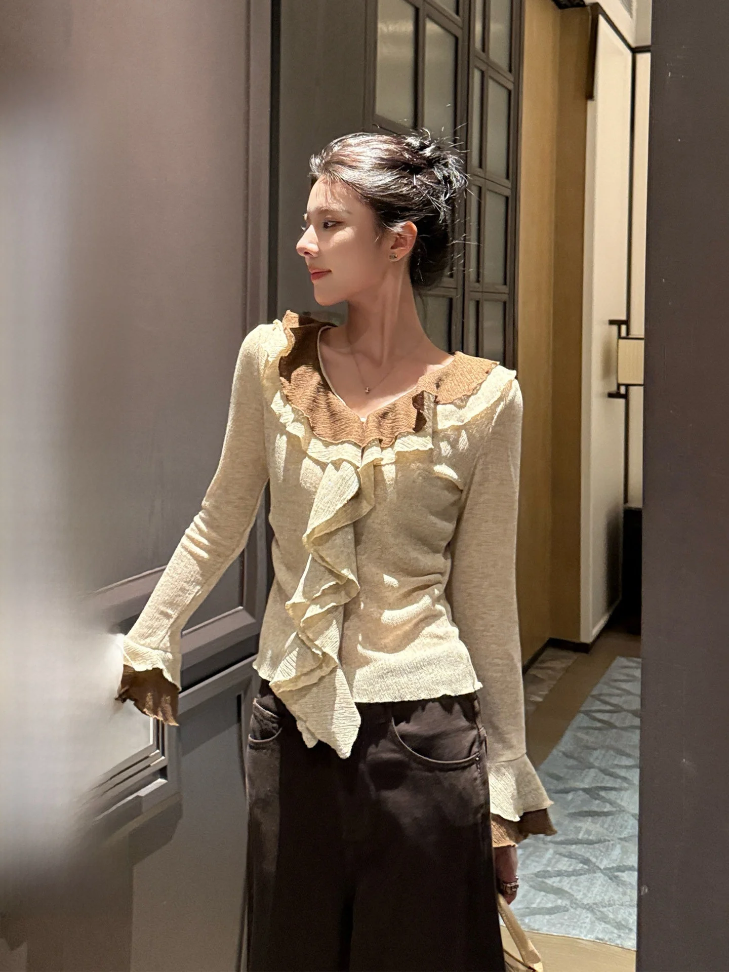 

Ele Bell Sve Top for Women by Jiang Wen Color Blo Contrast Design Autumn Faion Le Detail French Sle Slim Fit