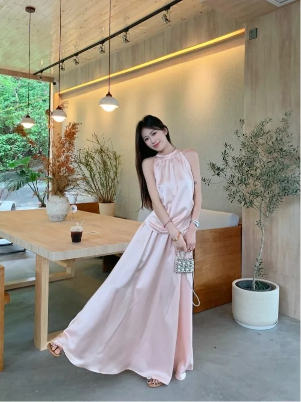 

Элегантный комплект из атласного топа с вырезом и юбки А-силуэта с высокой талией для женщин: летний модный ансамбль высокого качества