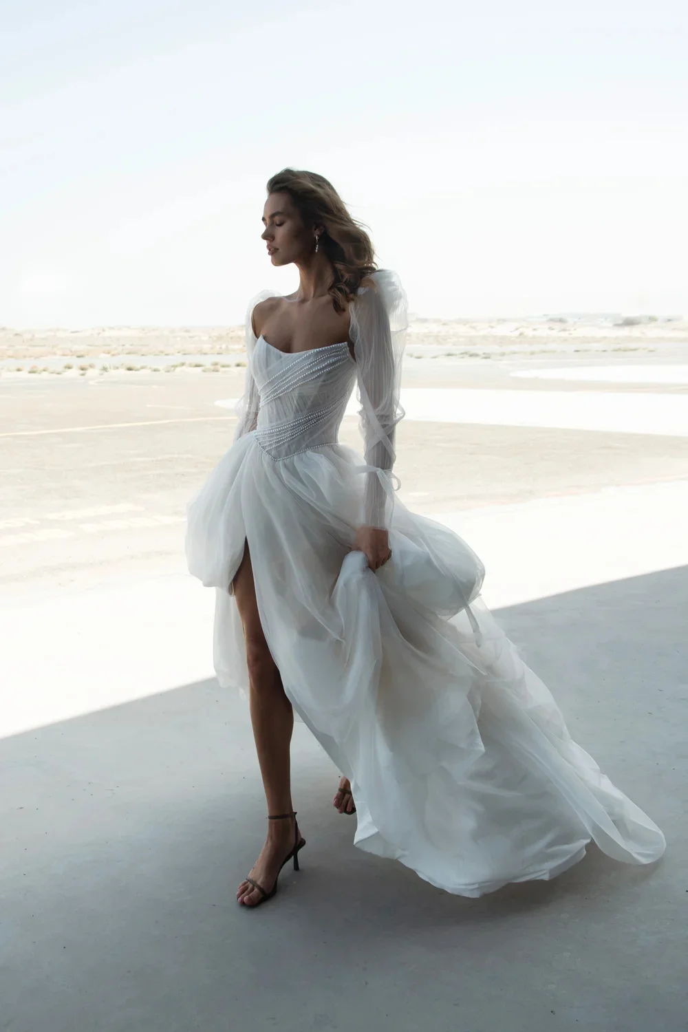 فستان زفاف مخصص على شكل قلب بدون أكتاف مع لمسات لؤلؤية وقطار متدفق فستان زفاف فاخر للاحتفالات الحديثة