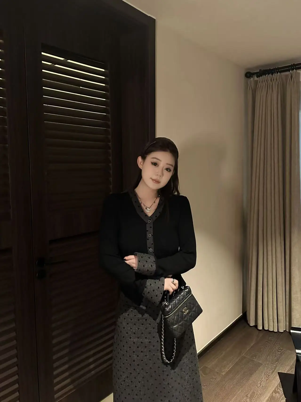 

Модный комплект из двух предметов для женщин больших размеров: топ и юбка с дизайнерским пэчворком и принтом в горошек.