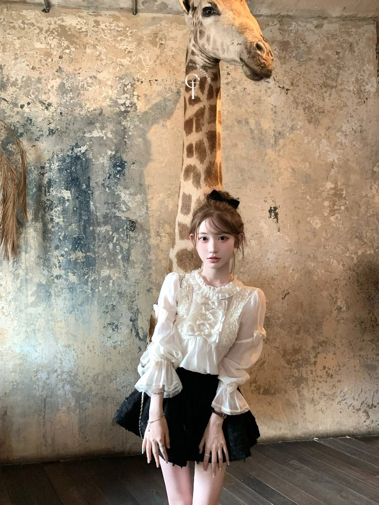 

Женская льняная блузка Chil Sung цвета шампань с кружевной отделкой, завязками и милым вырезом-сердечком, свободного кроя, с длинными рукавами