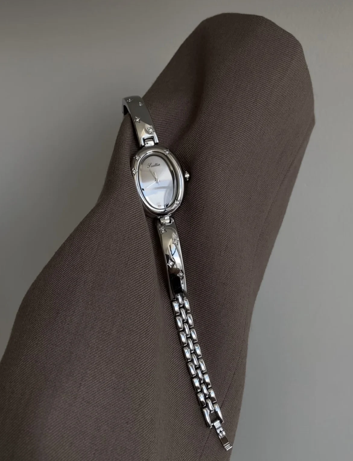 SilverGrayRelógio de quartzo feminino elegante e sofisticado com meia corrente e meio pulseira, design de um acessório elegante para mulheres.